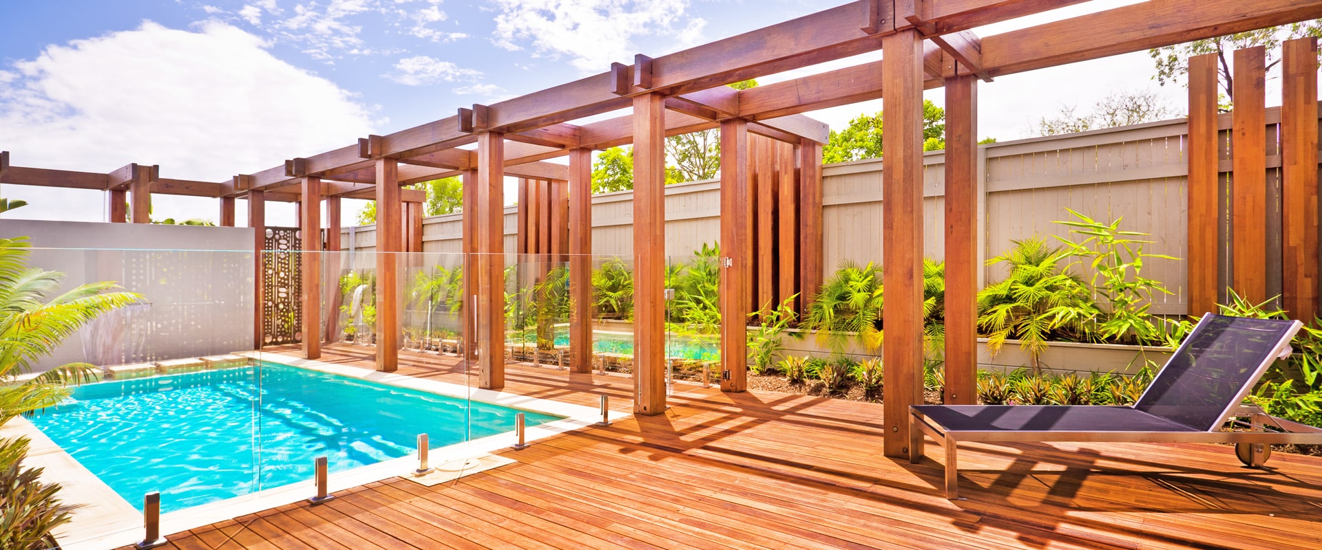 slider piscine décor bois